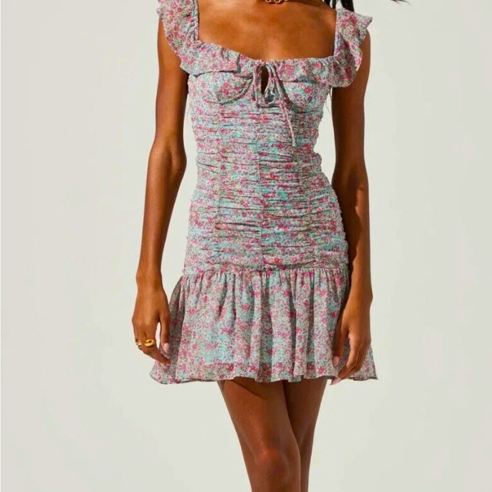 ASTR Floral Dress Ruffle Sleeves and Hem
Size M NWOT never worn Nordstroms - Picture 2 of 5